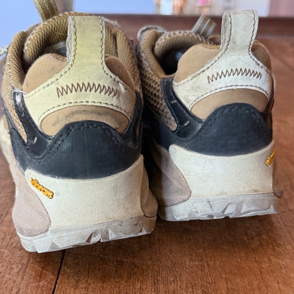 Merrell Men’s Moab Hiking shoes Sneakers in Tan and Black